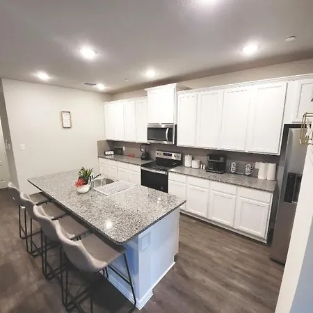 Luxury 3 Bedrooms 3 Bathrooms